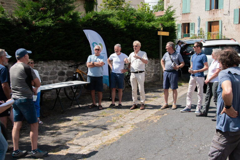 Élus, techniciens, bénévoles baliseurs et représentants du milieu associatif, réunis lors d'une inauguration à Echandelys